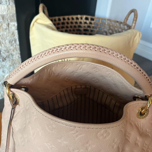 Louis Vuitton Artsy MM Shoulder Bag - Picture 14 of 16